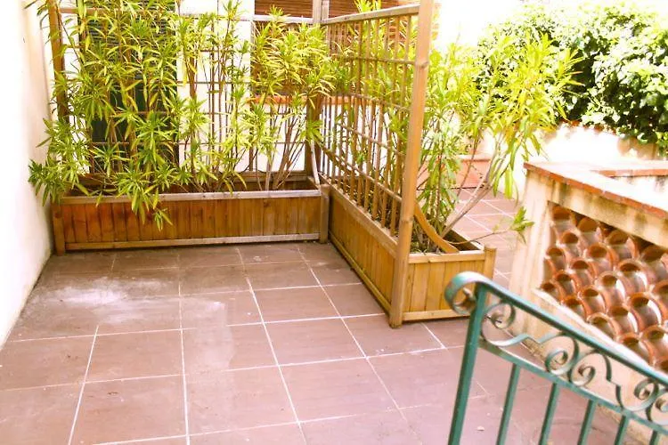 St Nicolas Delux Cannes 0*,  Francia